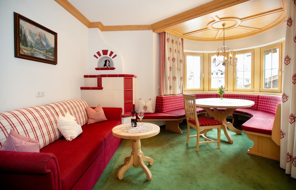Hotel Ferienschlössl Harmonie Holzgau Zimmer foto