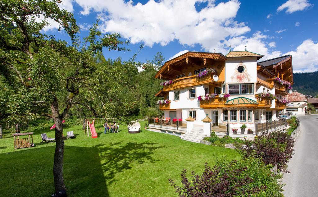 Hotel Ferienschlössl Harmonie Holzgau Exterior foto