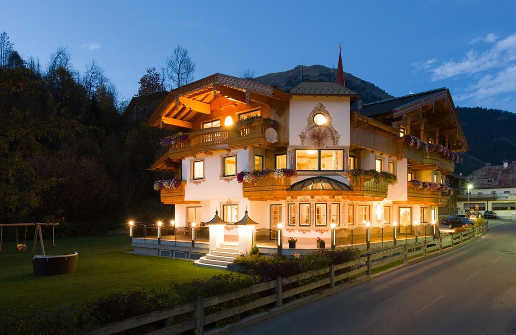 Hotel Ferienschlössl Harmonie Holzgau Exterior foto