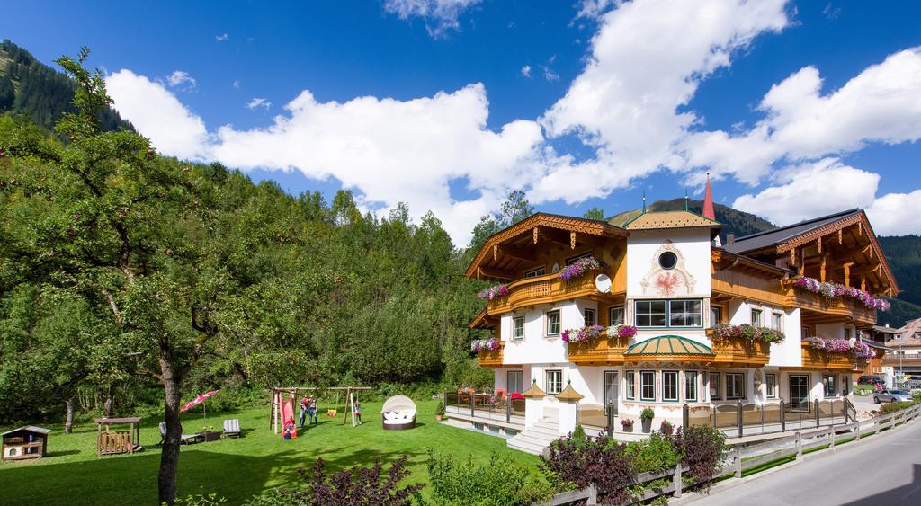 Hotel Ferienschlössl Harmonie Holzgau Exterior foto