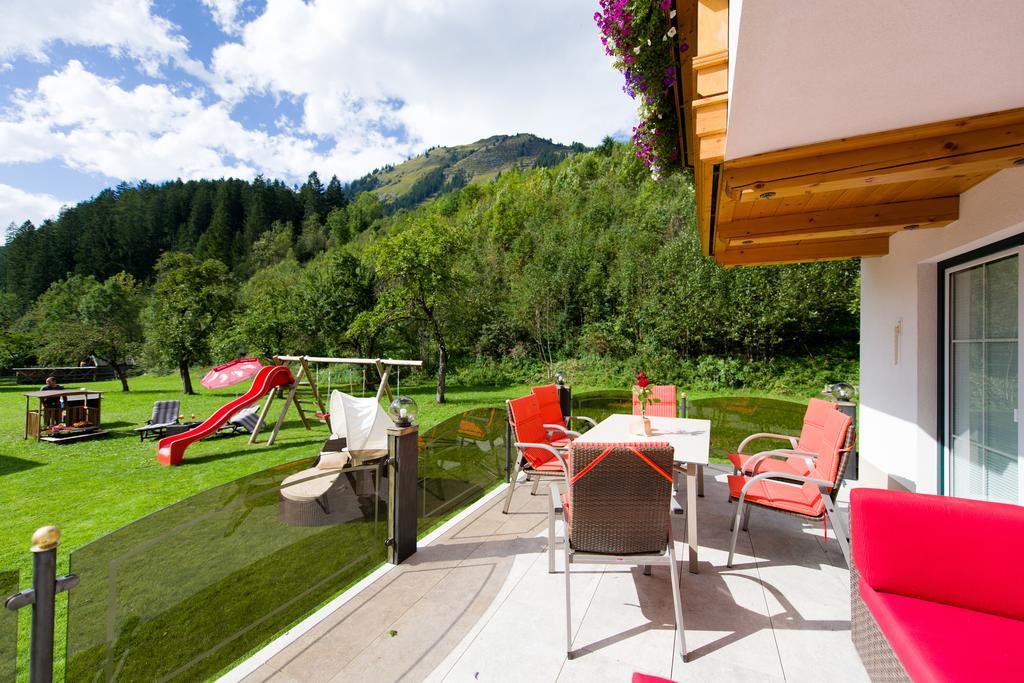 Hotel Ferienschlössl Harmonie Holzgau Exterior foto